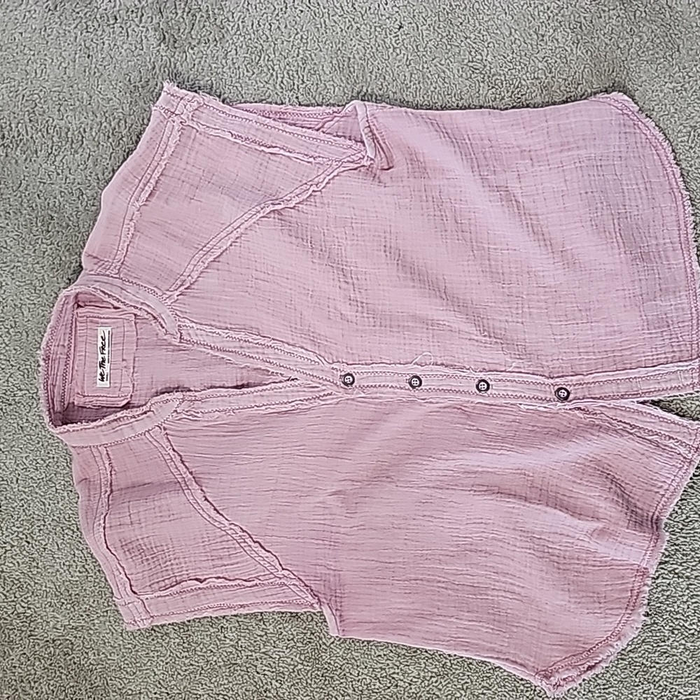 Free people button to shirt exposes threadsperfect condition never worn the sesp